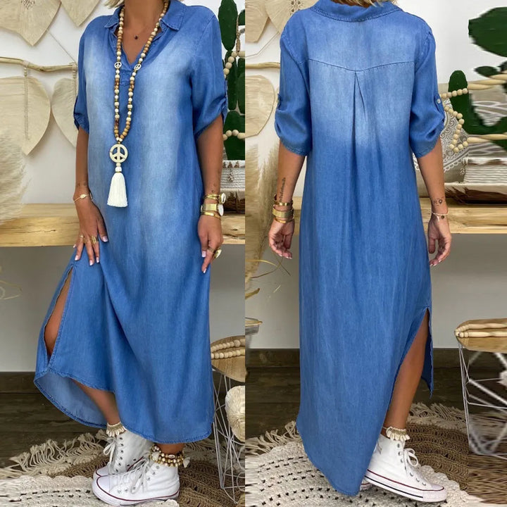 Lea | Lång klänning i jeanslook med sidoklyfta