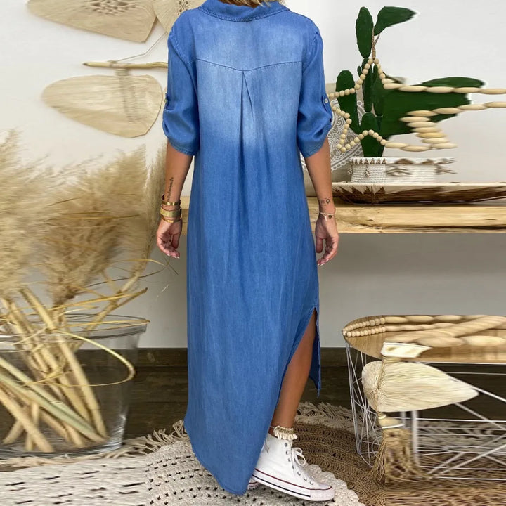 Lea | Lång klänning i jeanslook med sidoklyfta