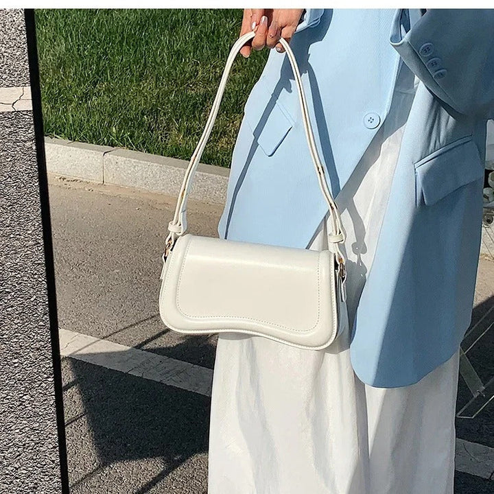 Amal | Vågig Flap Vegansk Läderhandväska