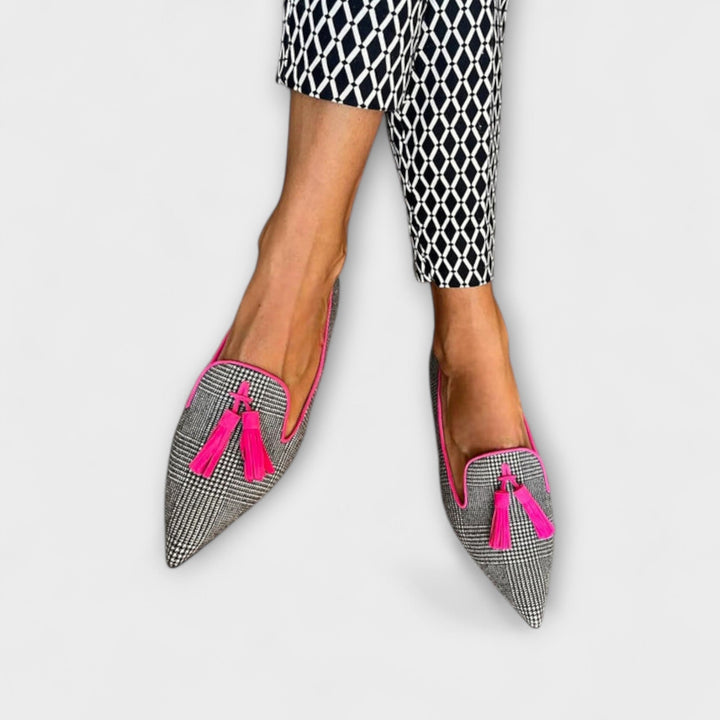 Yara | Spetsiga loafers med tofsar
