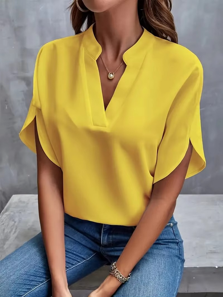 LANA™ | Malin – V-ringad topp i mjukt tyg och feminin ton