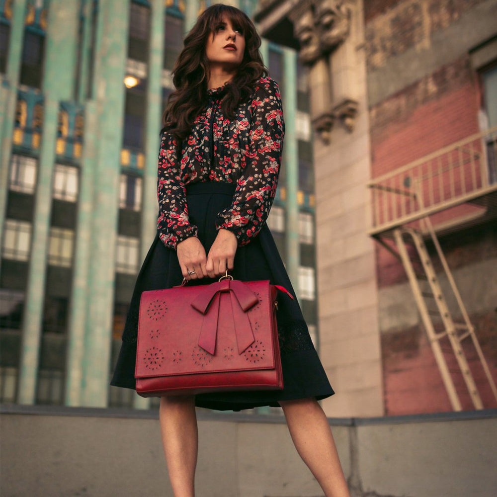 Elegant handväska med fluga från Grace