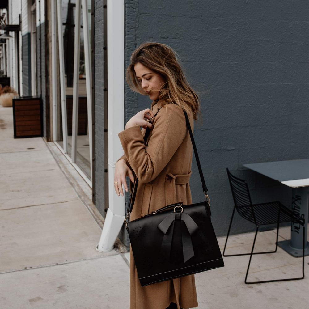 Elegant handväska med fluga från Grace