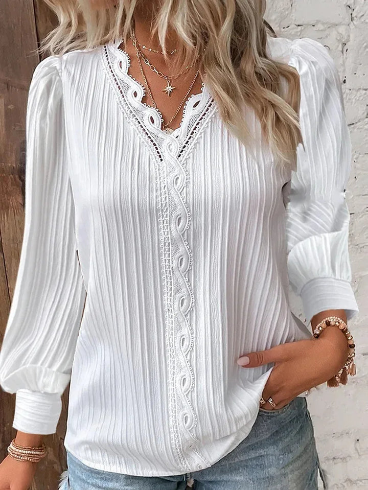 LANA™ | Selvie – Blus med spetskant och veck