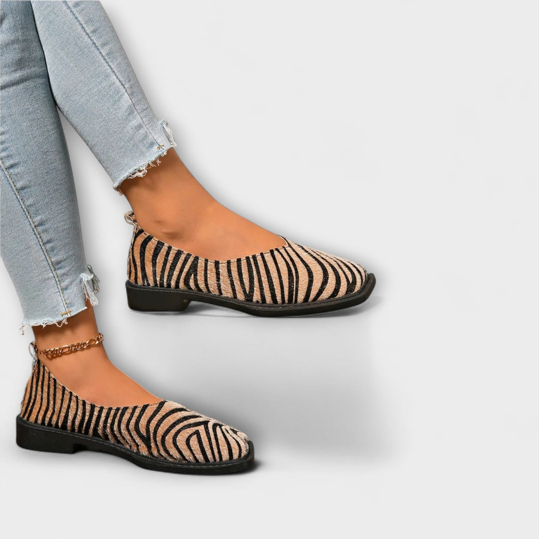Ulani | Statement flats med djurinspirerat mönster