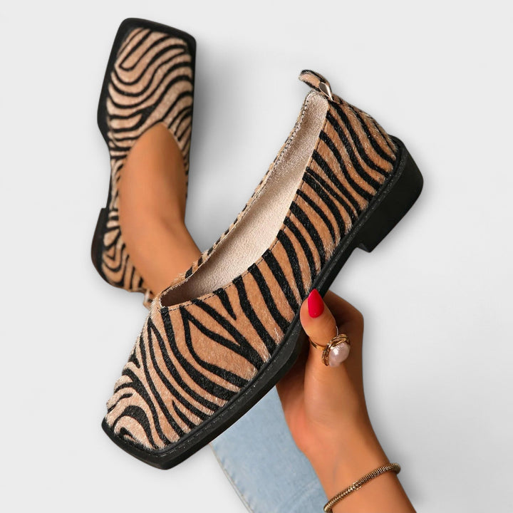 Ulani | Statement flats med djurinspirerat mönster