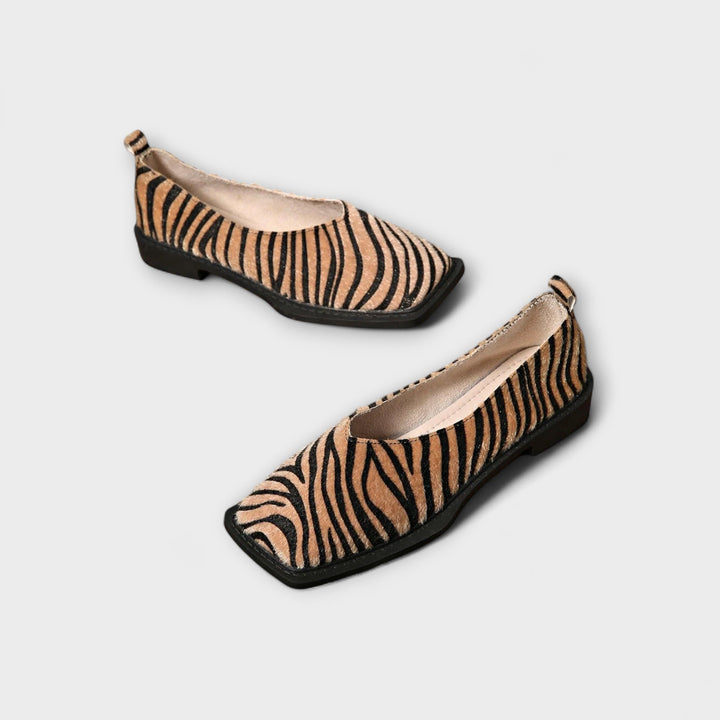 Ulani | Statement flats med djurinspirerat mönster