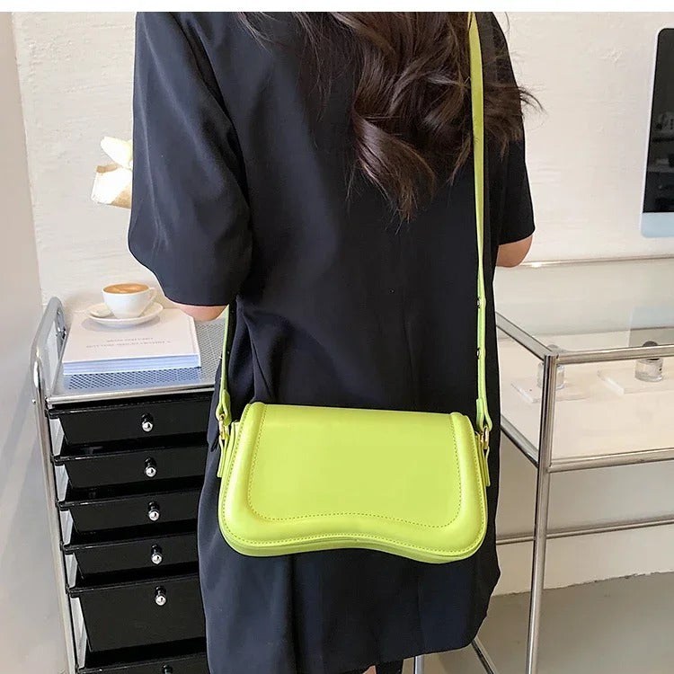 Amal | Vågig Flap Vegansk Läderhandväska