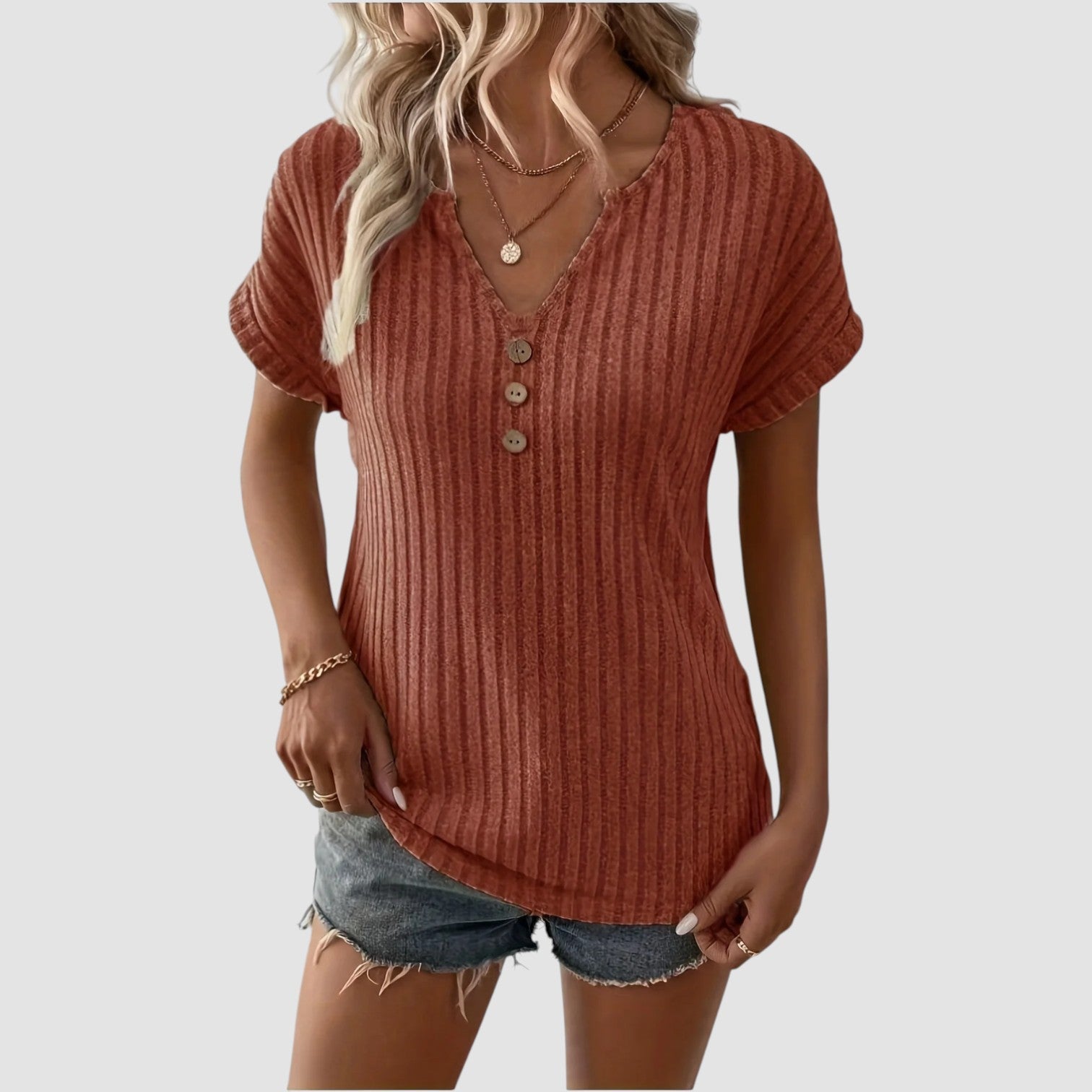 LANA™ | Svala – Ribbstickad topp med knappar