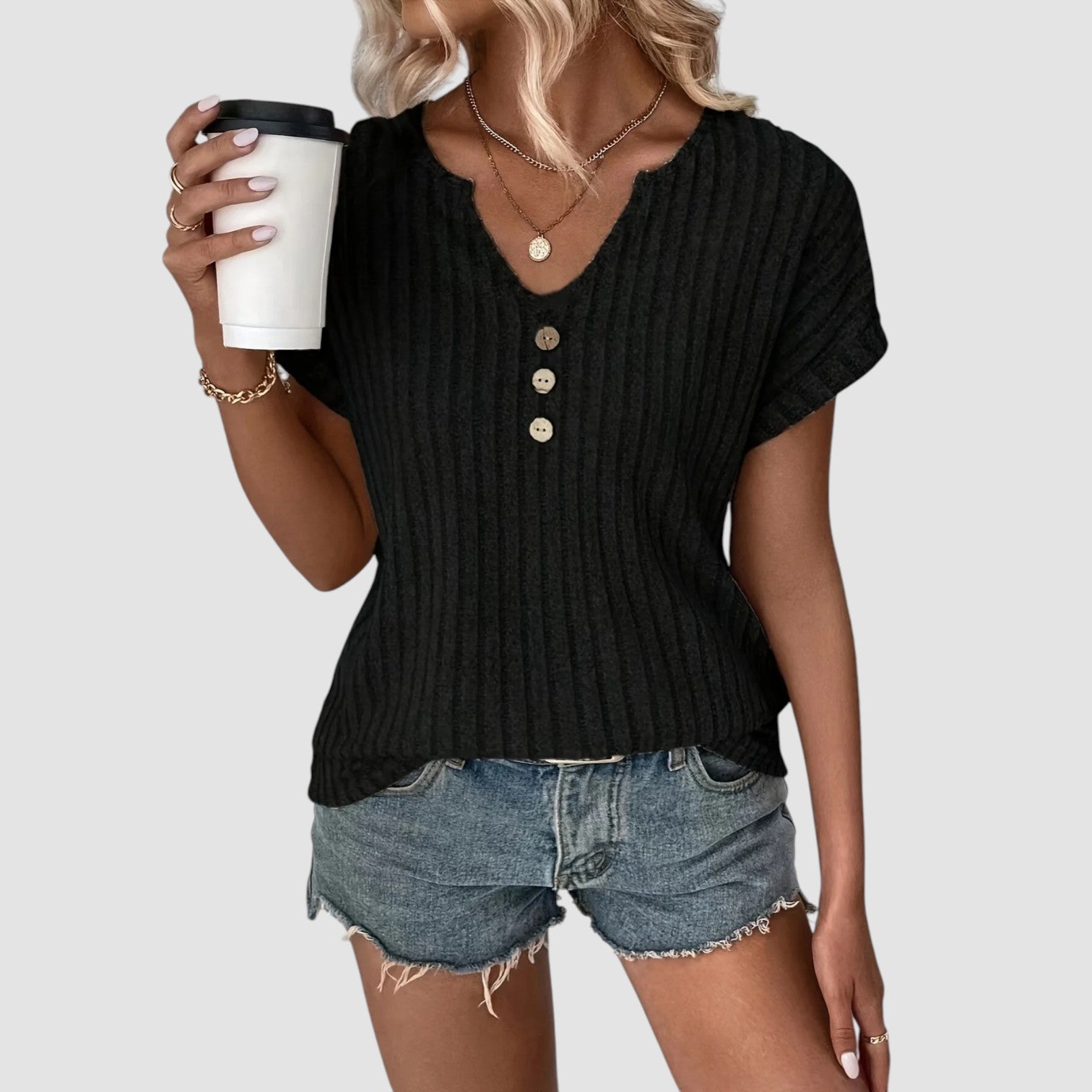 LANA™ | Svala – Ribbstickad topp med knappar