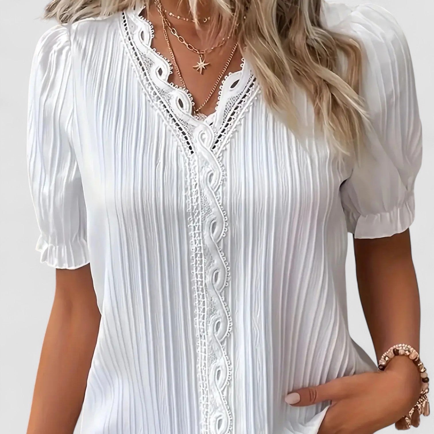 LANA™ | Elvira – Blus med spets och veckdetaljer