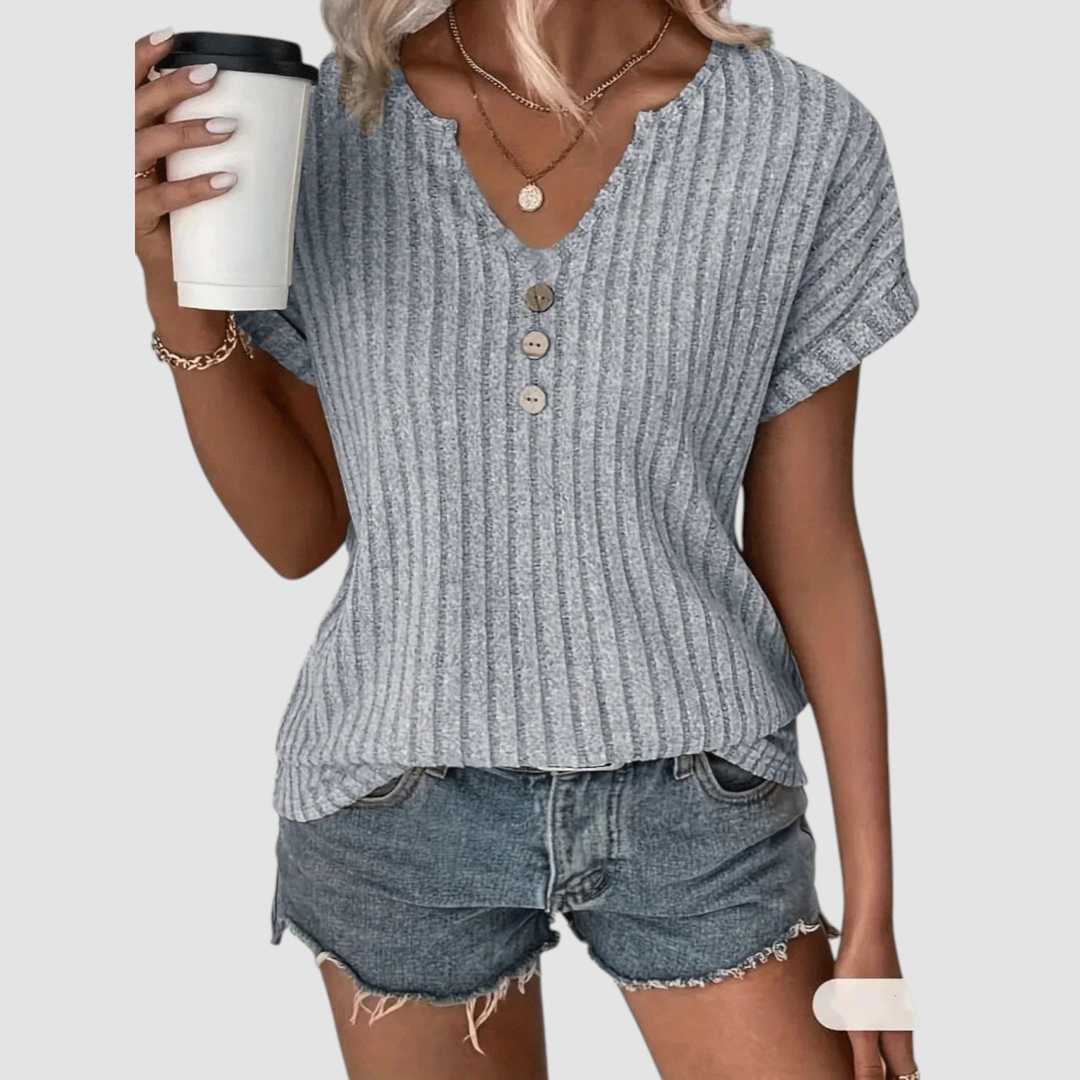 LANA™ | Svala – Ribbstickad topp med knappar